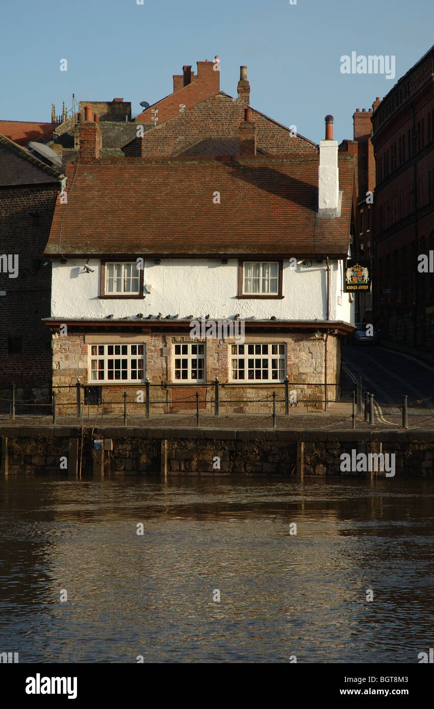 Kings Head public house, Kings Snaith on the banks of the River Ouse, York, Yorkshire, England, UK Stock Photo