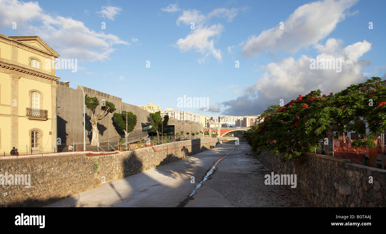 tea tenerife espacio de las artes, general view of the side of the building showing how it integrates within the town Stock Photo