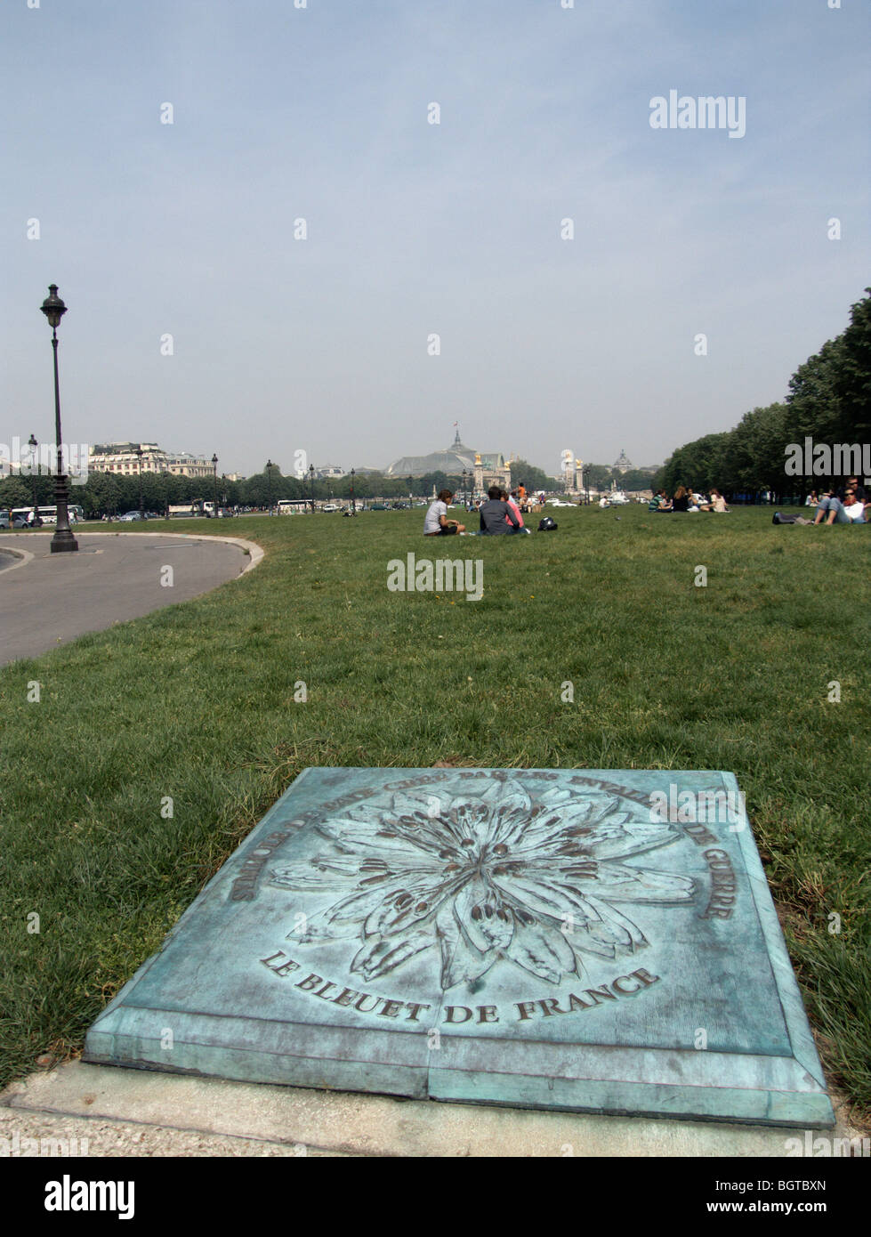 Plaque with Le Bleuet de France (peace symbol by the french invalids of  World War I). Esplanade des Invalides. Paris. France Stock Photo - Alamy