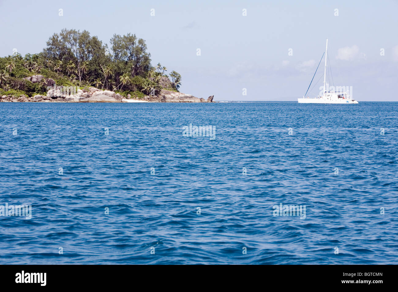 Yacht alongside hi-res stock photography and images - Alamy
