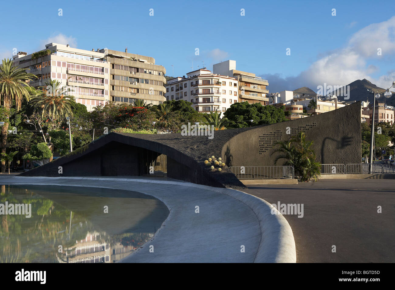 plaza de españa, general view showing the curve of the wading pool and tourist information office building Stock Photo