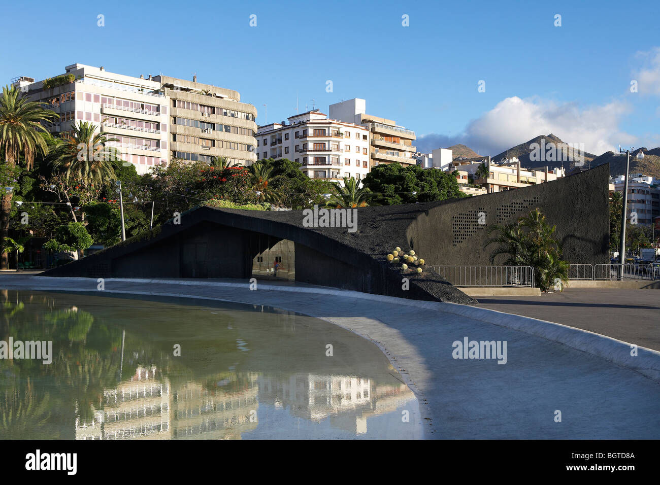 plaza de españa, a general view of the pool and tourist information office with buildings and mountains in the distance Stock Photo