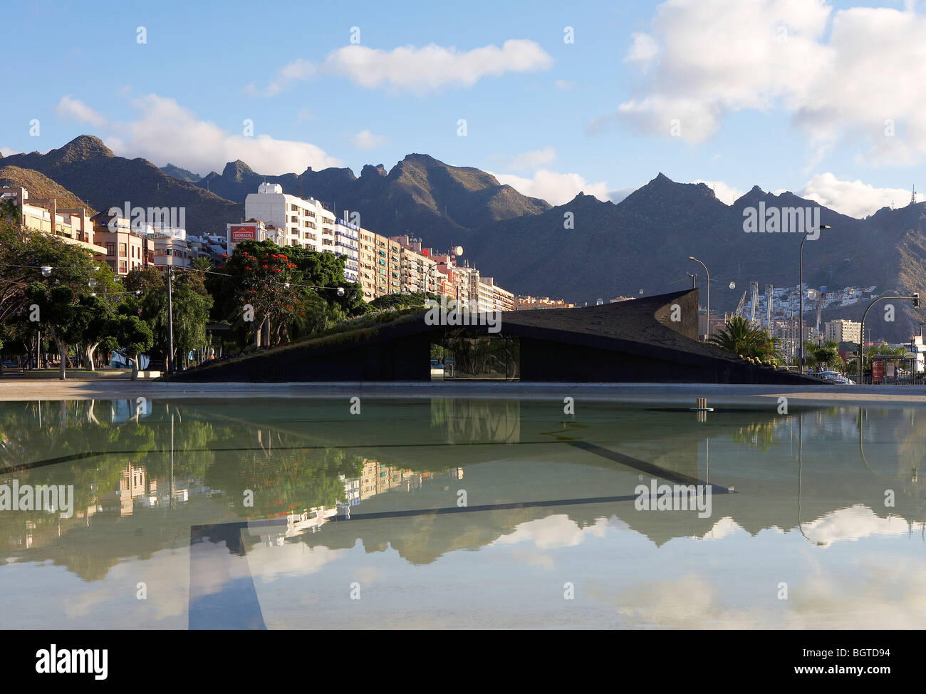 plaza de españa, a general view of the pool and tourist information office with buildings and mountains in the distance Stock Photo
