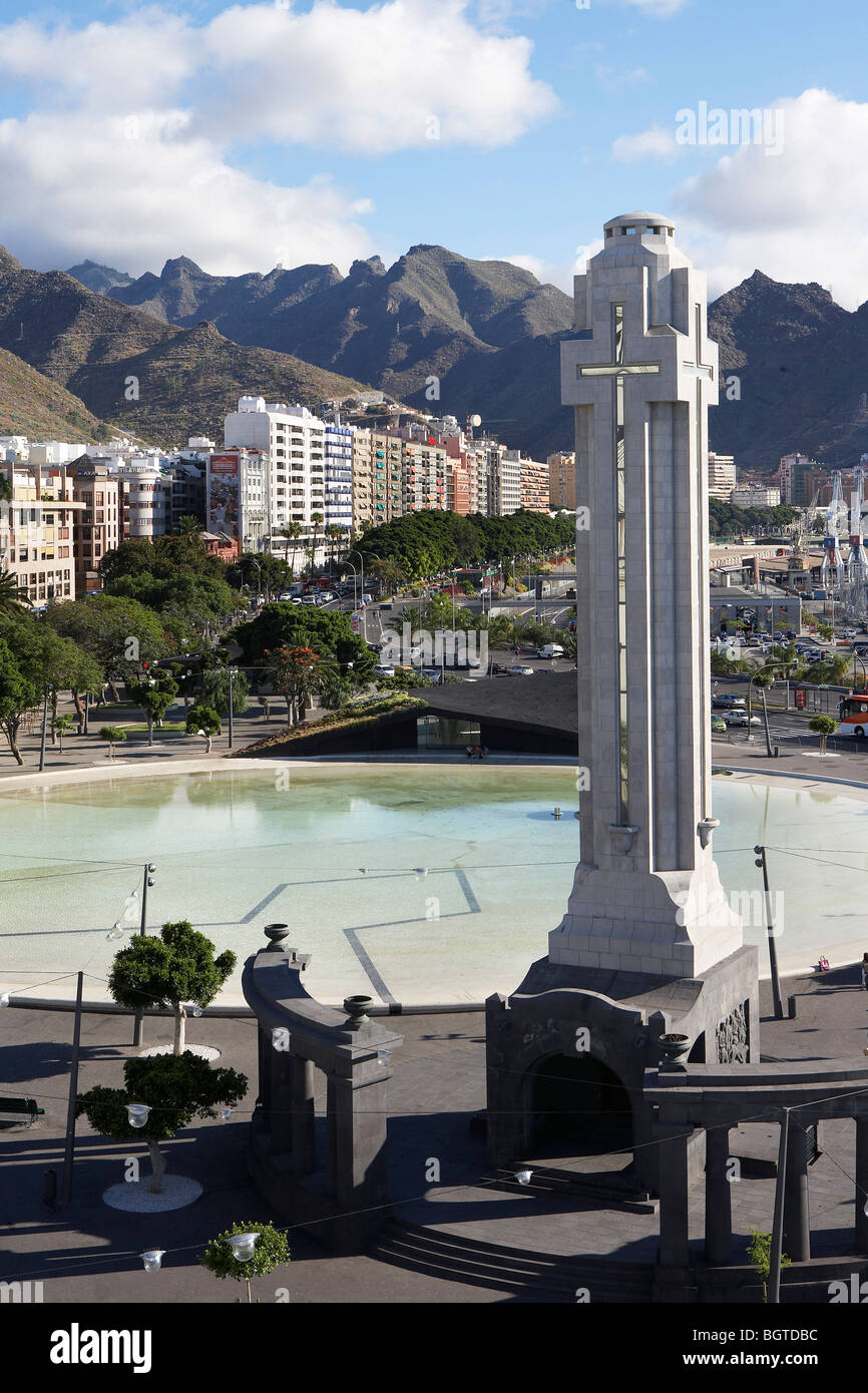 plaza de españa, aerial view of the plaza and the wading pool with buildings and mountains in the far distance Stock Photo