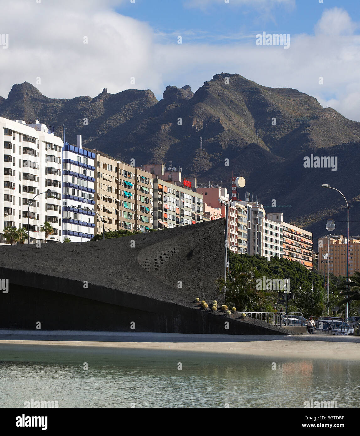 plaza de españa, general view of the plaza and the wading pool with buildings and mountains in the far distance Stock Photo