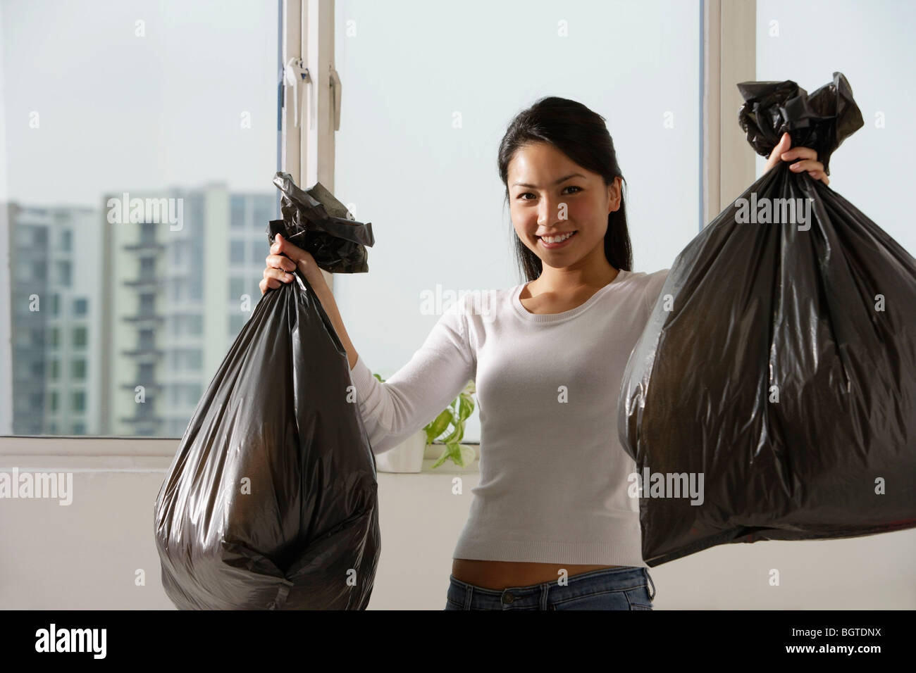 выкидывает мусор. мусорный пакет. знатоки чгк. черный ящик арт. мешки с мусором на помойке.