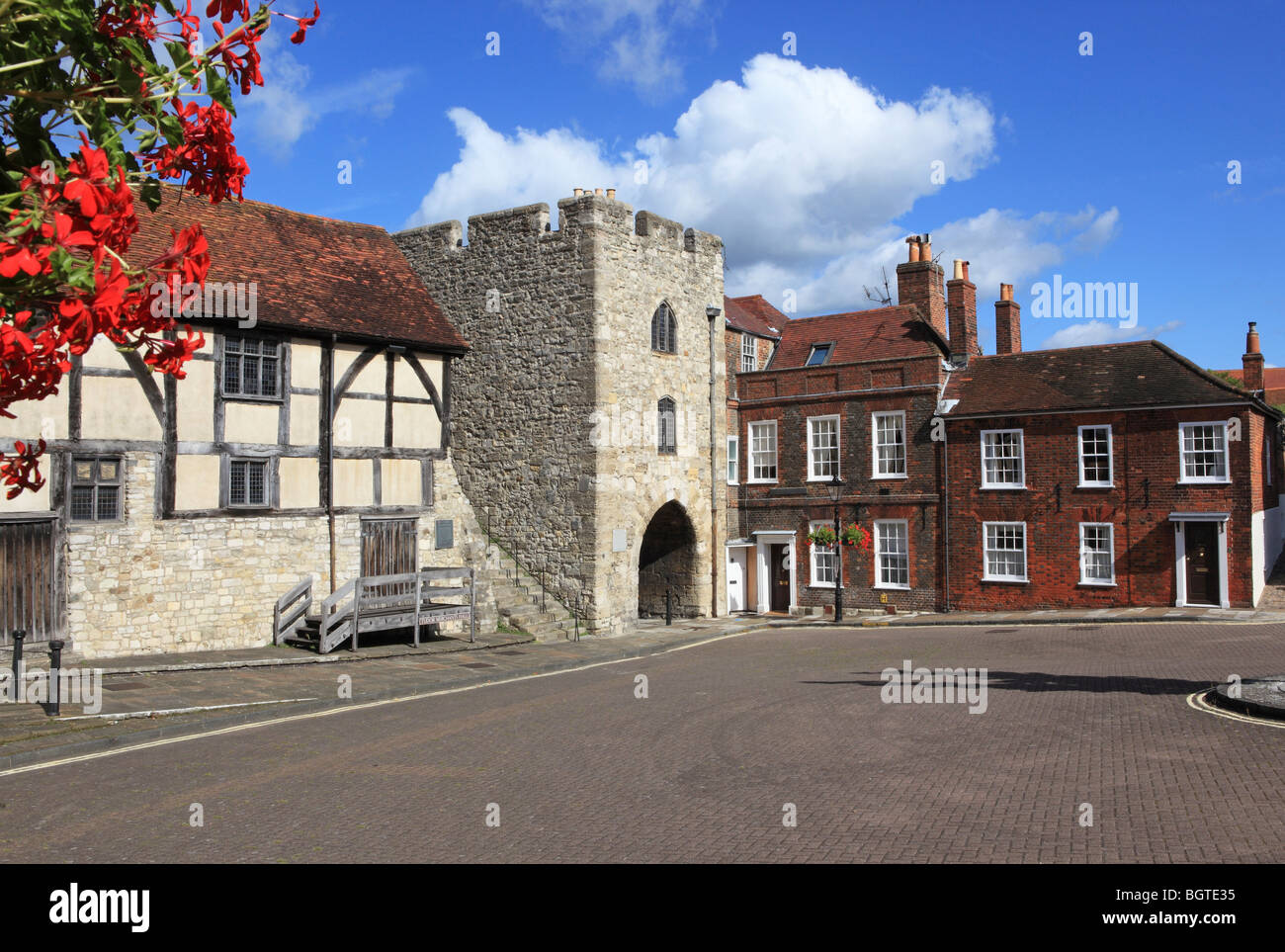 Southampton, Westgate And Tudor Merchant's Hall Stock Photo