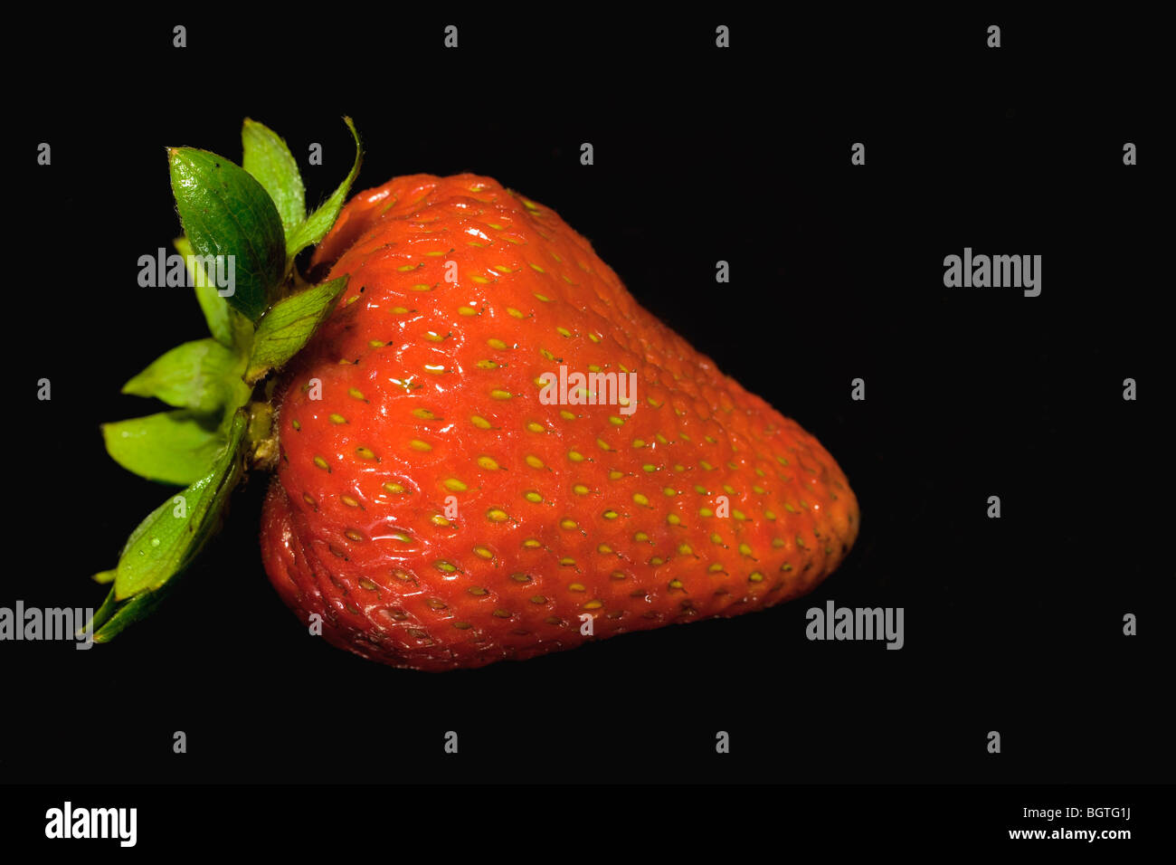 One ripe red strawberry hi-res stock photography and images - Alamy