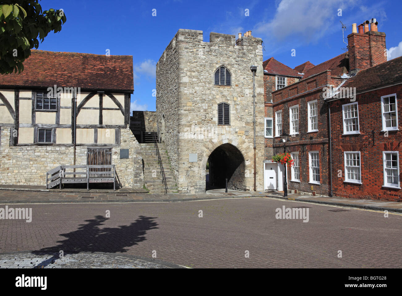 Southampton, Westgate And Tudor Merchant's Hall Stock Photo