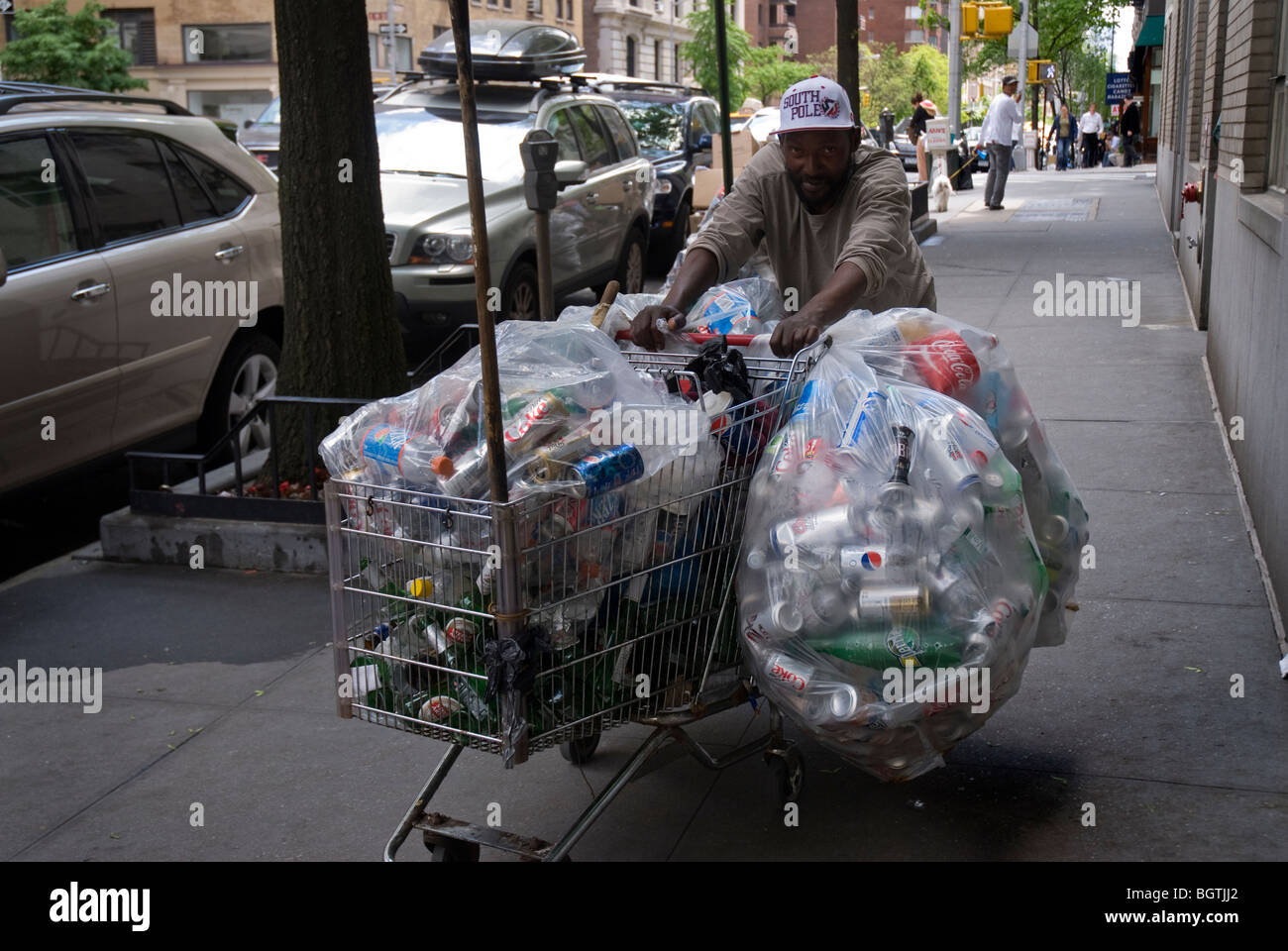 homeless-man-in-nyc-collecting-cans-to-take-to-recycle-and-get-money-BGTJJ2.jpg