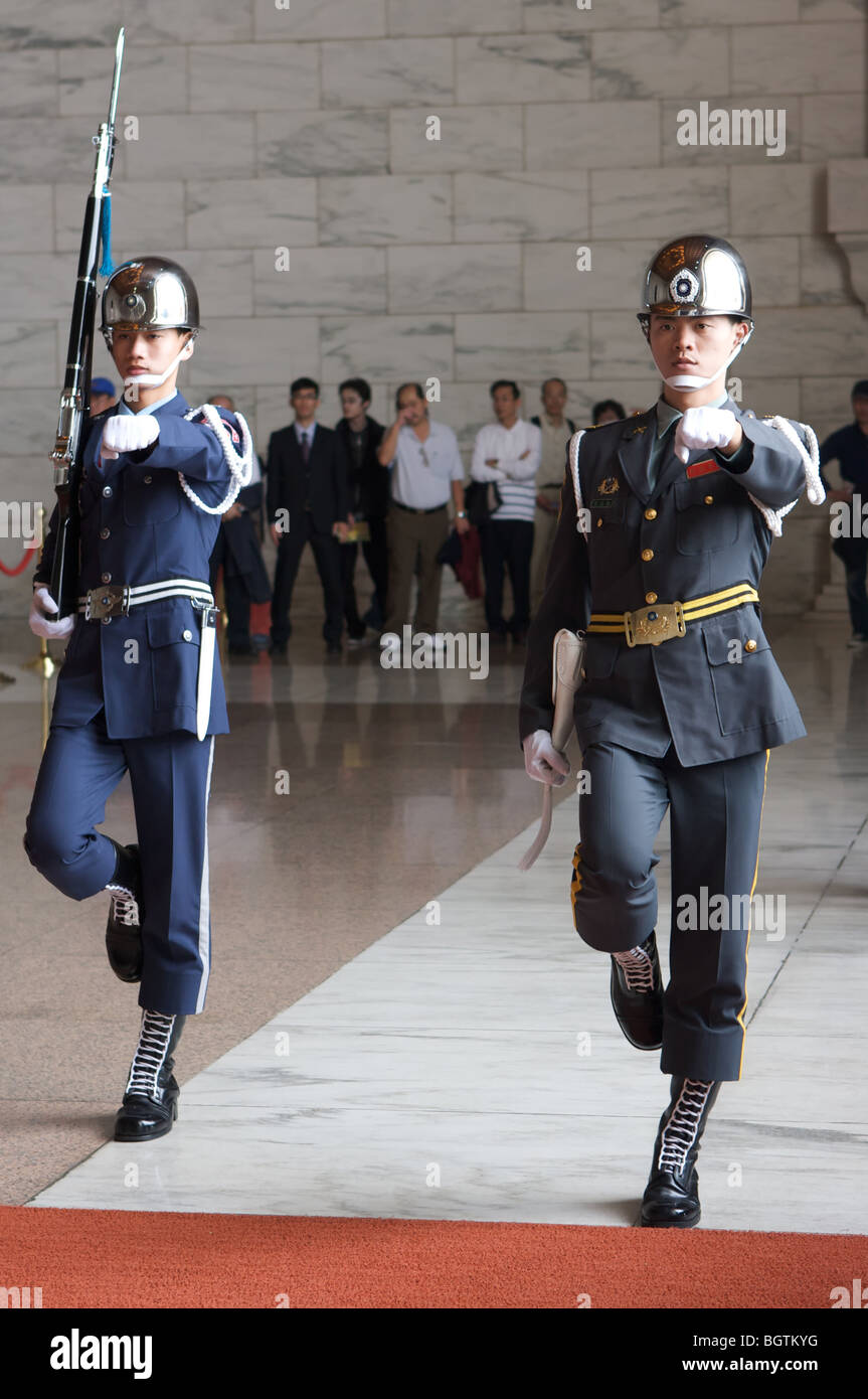 Changing of the guards at chiang kai shek memorial hall Stock Photo - Alamy