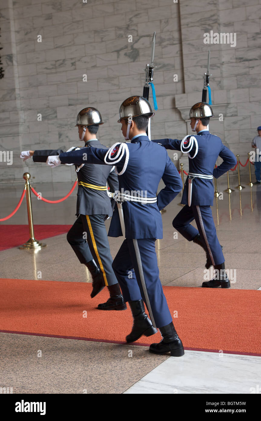 Changing of the guards at chiang kai shek memorial hall Stock Photo - Alamy