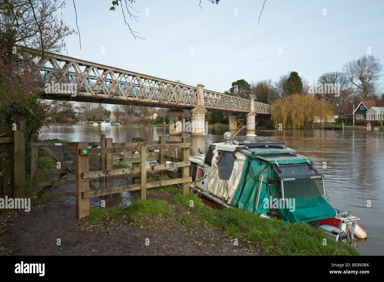 Railway and footbridge over the River Thames at Bourne End, Buckinghamshire, Uk Stock Photo