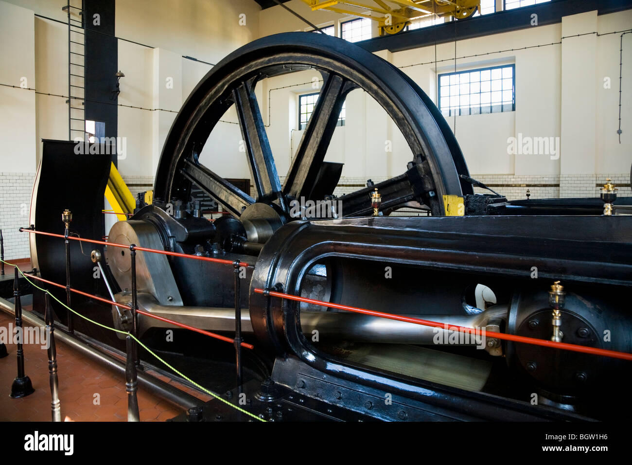 Steam winding engine with large flywheel and piston, at Louisa coal