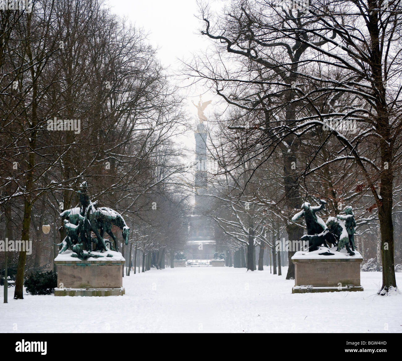 Berlin tiergarten in winter snow hires stock photography and images