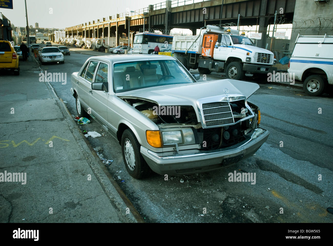 Accident Damaged Mercedes Benz Outside An Auto Repair Shop In New York On Sunday December 27 2009 C Richard B Levine Stock Photo Alamy