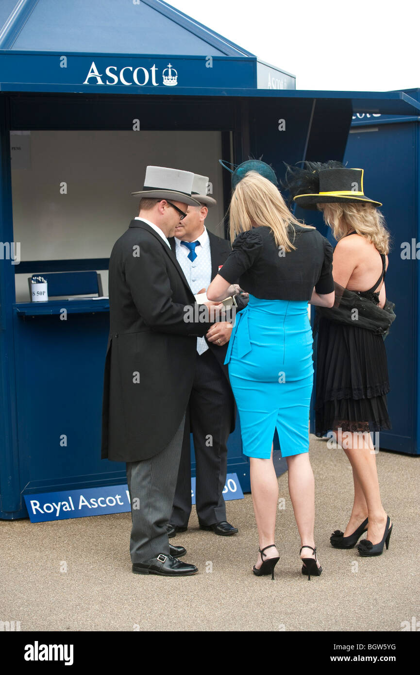 Fashion ascot hi-res stock photography and images - Alamy