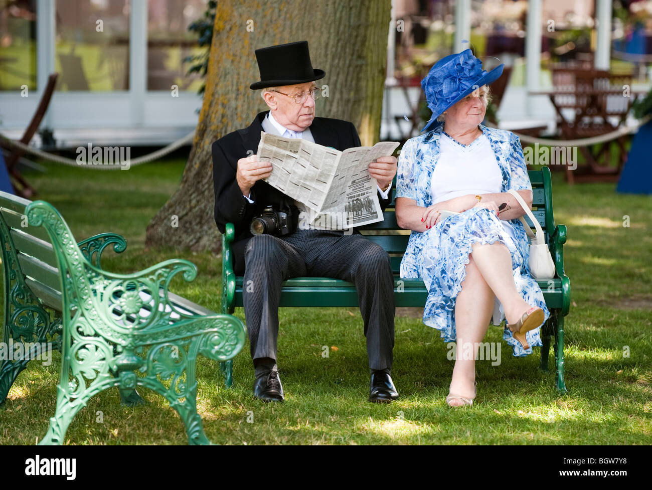 Mature couple sitting on a bench at Royal Ascot Stock Photo - Alamy