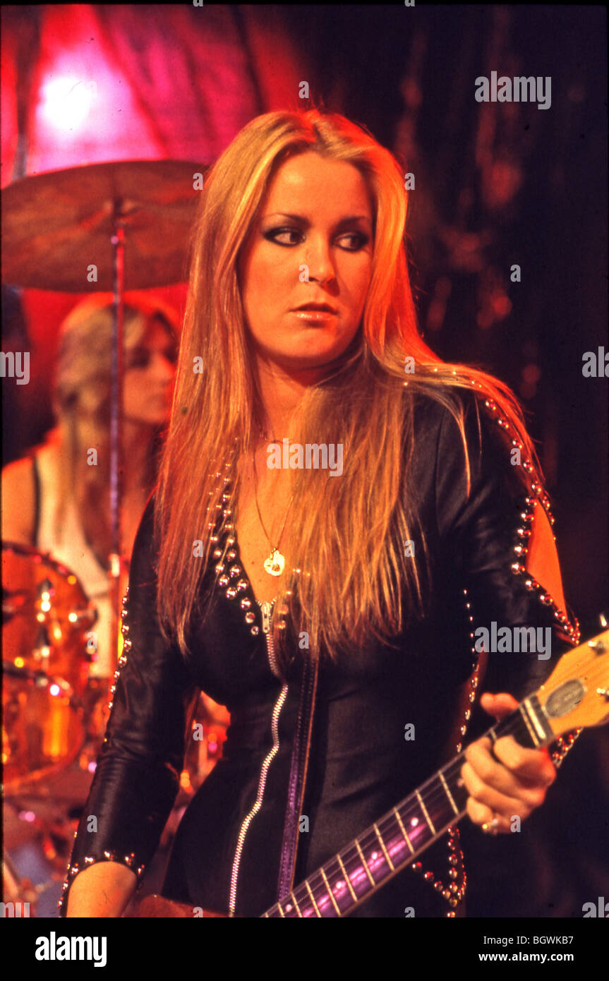 RUNAWAYS - US girl group in 1977 with Lita Ford and Sandy West behind on drums Stock Photo