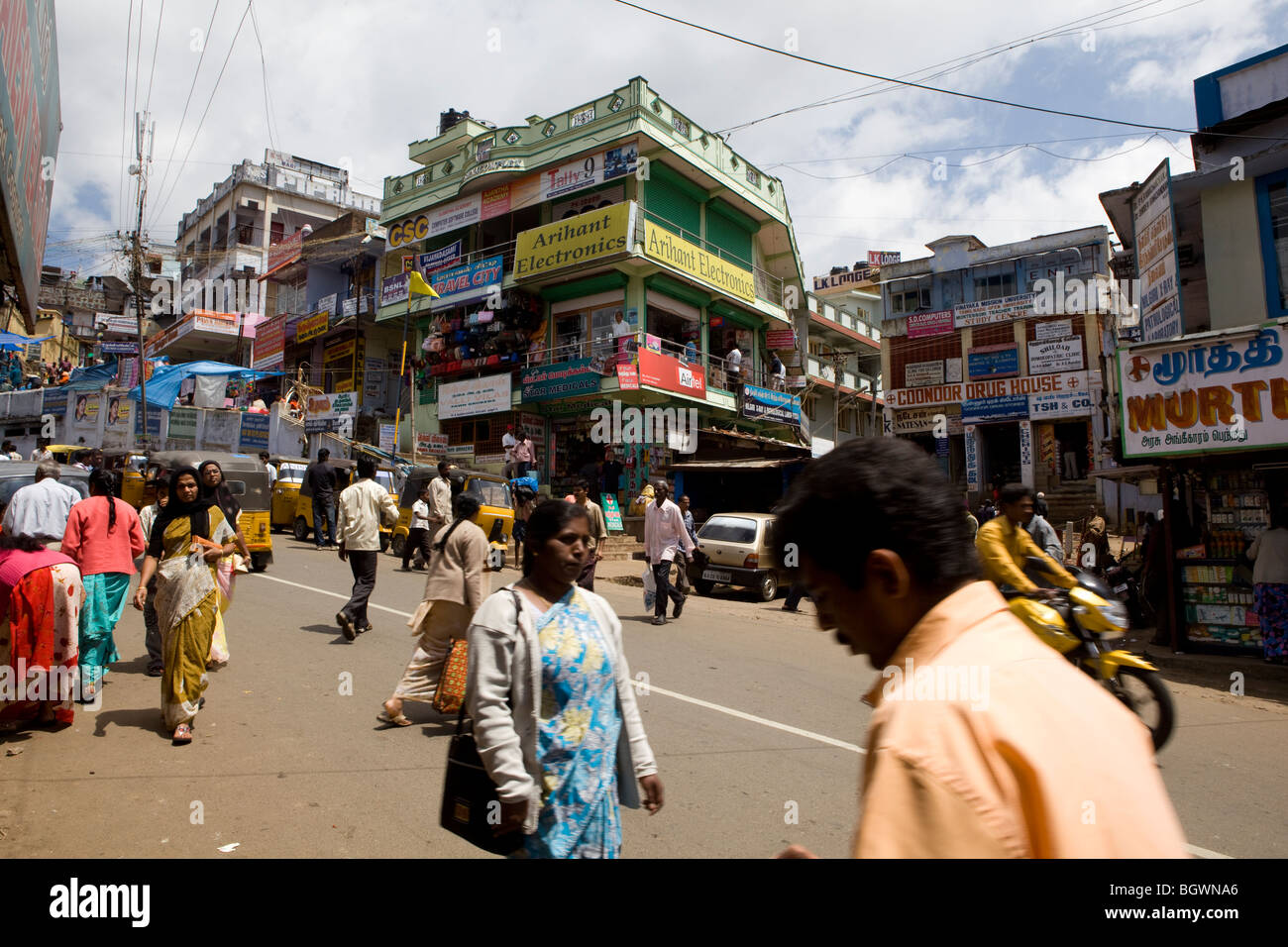 Busy street of shoppers in Coonoor, India Stock Photo