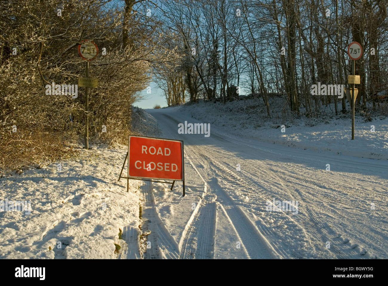 Closed for winter sign hires stock photography and images Alamy