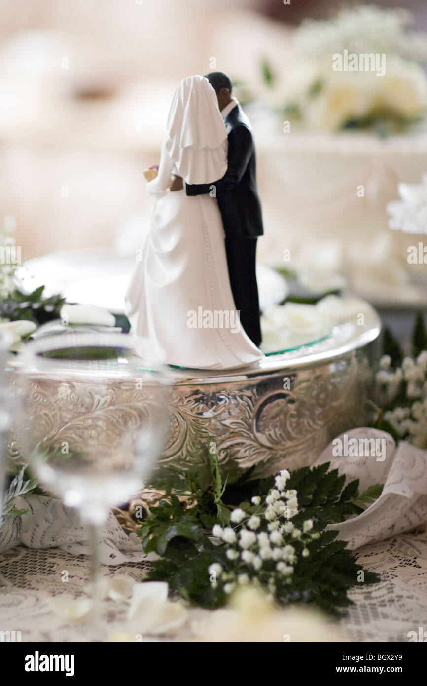 Bride and groom wedding cake topper Stock Photo - Alamy