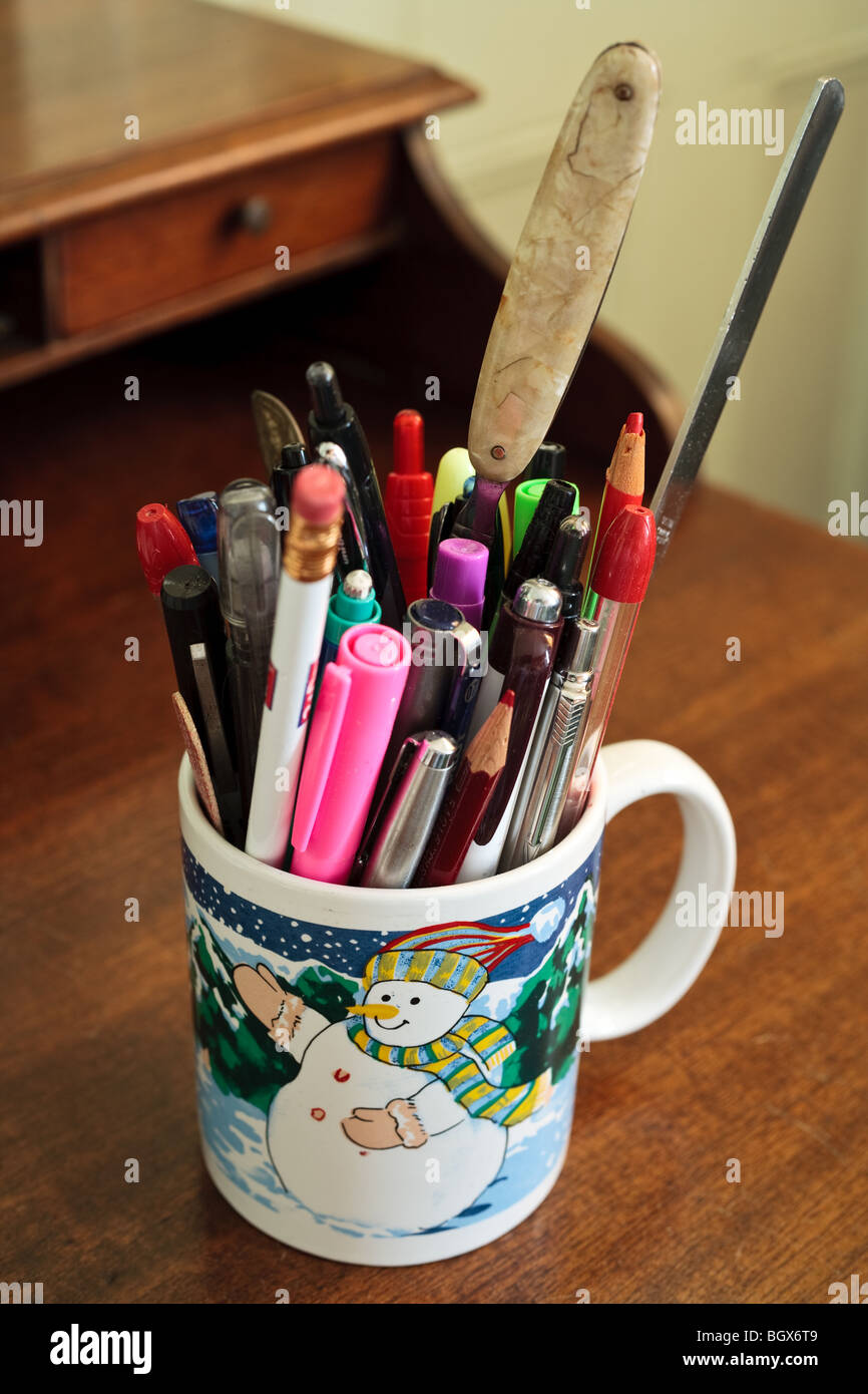 https://c8.alamy.com/comp/BGX6T9/a-cup-of-pens-pencils-and-markers-on-a-desk-BGX6T9.jpg