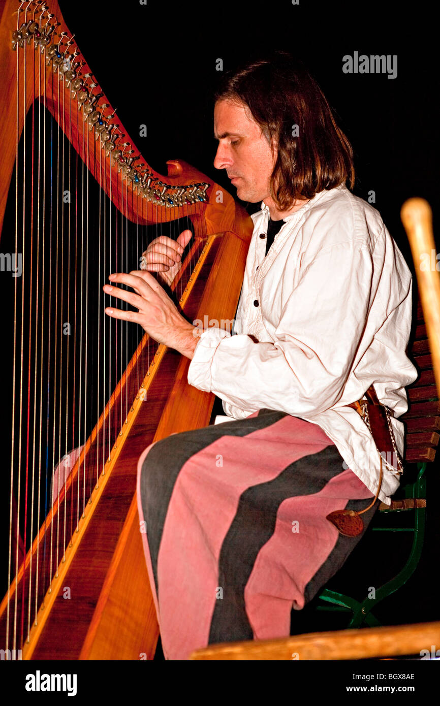People playing harp hires stock photography and images Alamy
