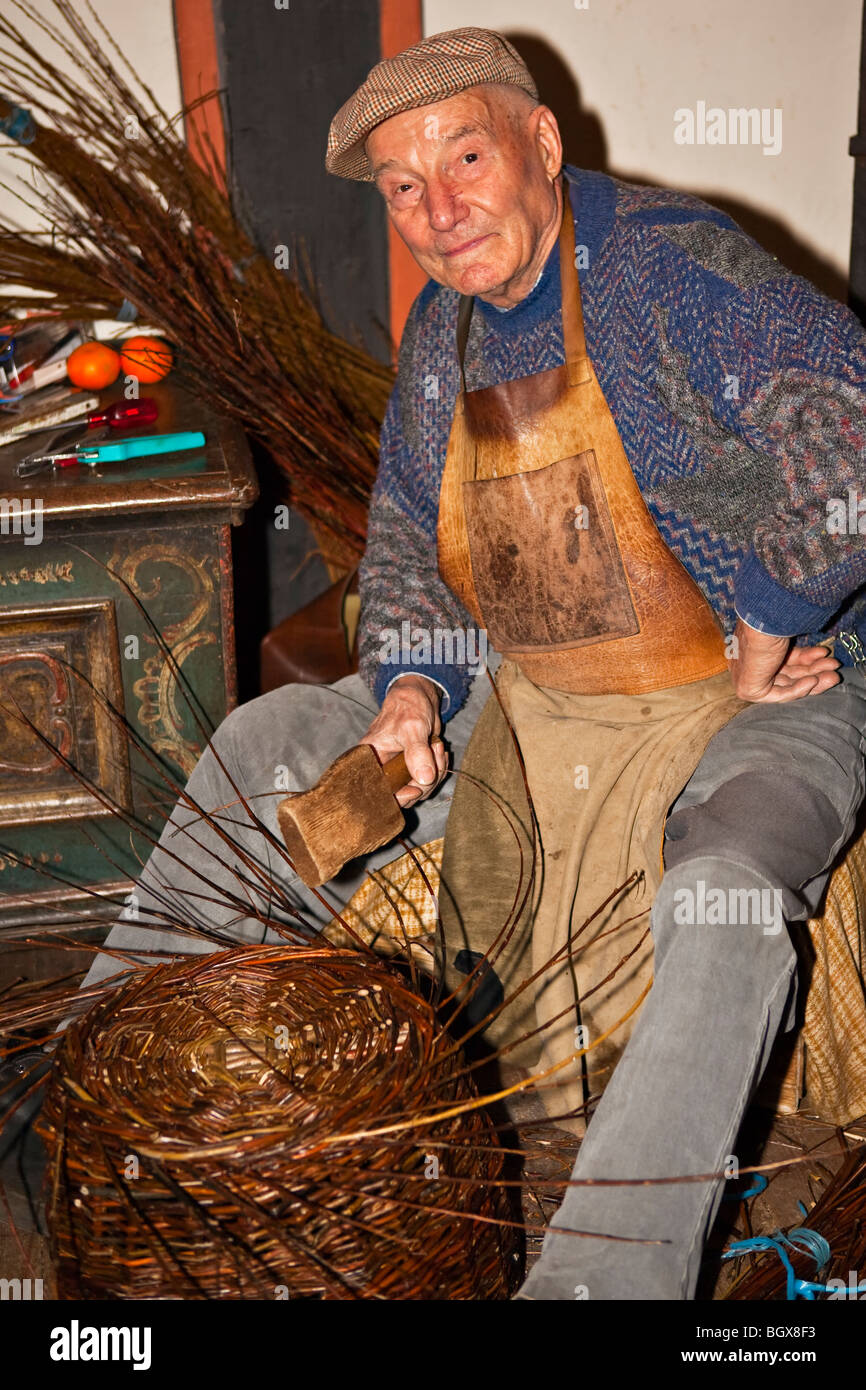 Weaving Machine Medieval Medieval basket weaving hi-res stock photography and images - Alamy