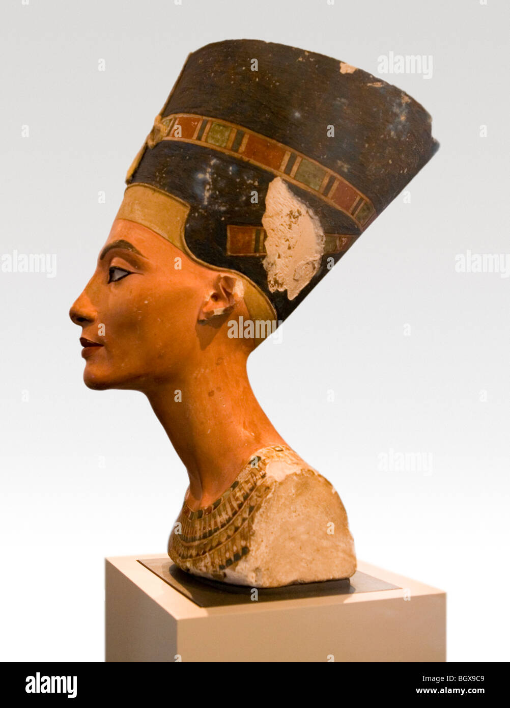 Painted limestone bust of nefertiti hires stock photography and images