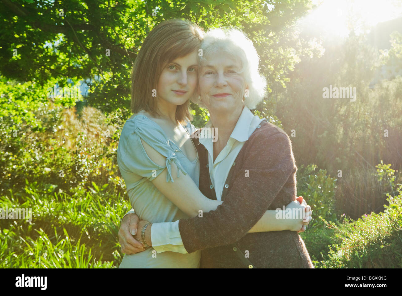 Обнимаю бабушку бабушку мою потому что минус. Бабушка и взрослая внучка. Бабушка обнимает внучку. Дочки обнимают бабушку фото картинка. Взрослая внучка обнимает бабушку.