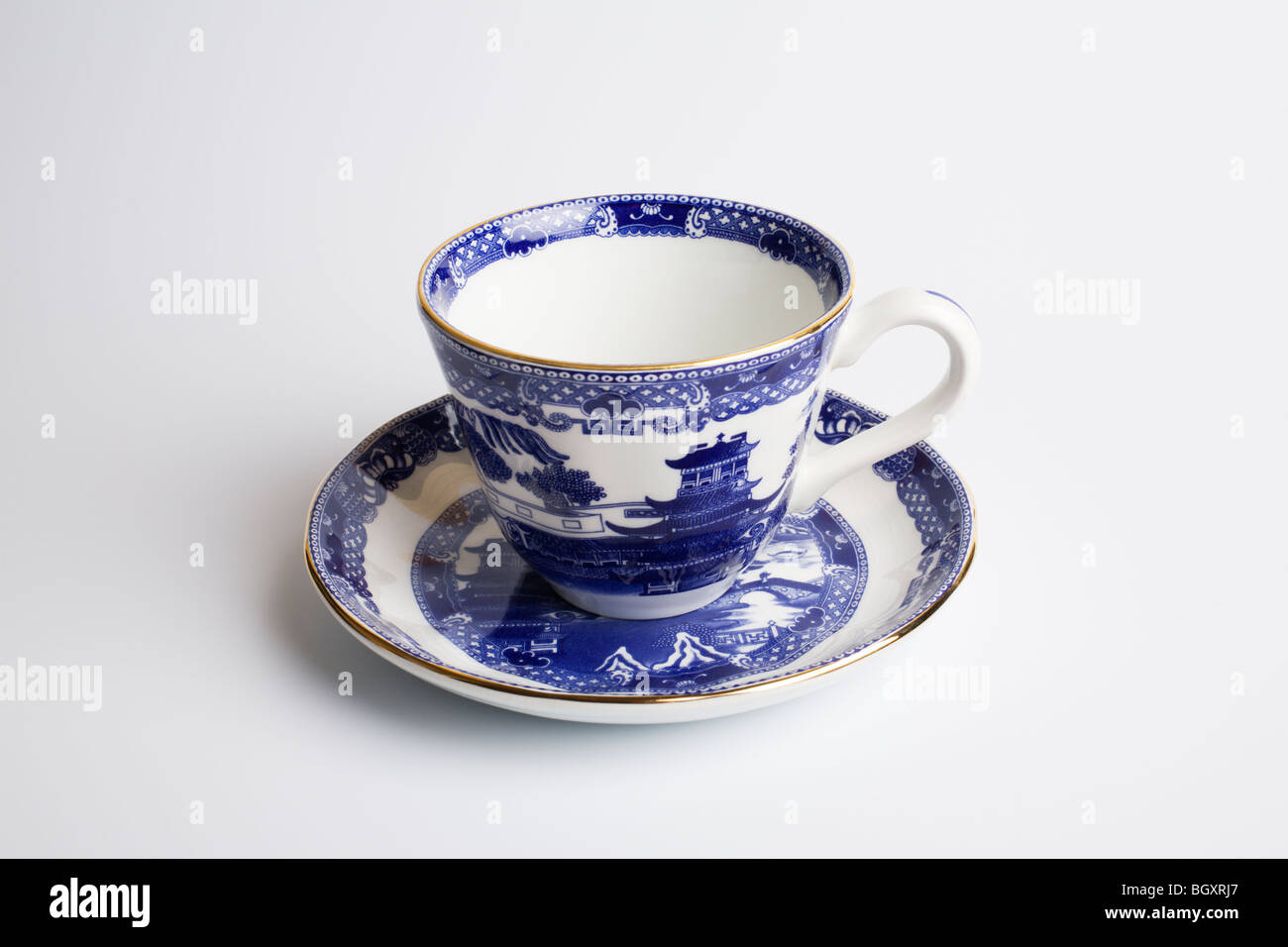 https://c8.alamy.com/comp/BGXRJ7/willow-pattern-cup-saucer-by-wade-ceramics-BGXRJ7.jpg
