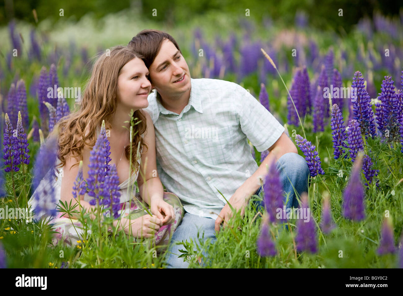 Casual couple meadow flowers hi-res stock photography and images - Alamy