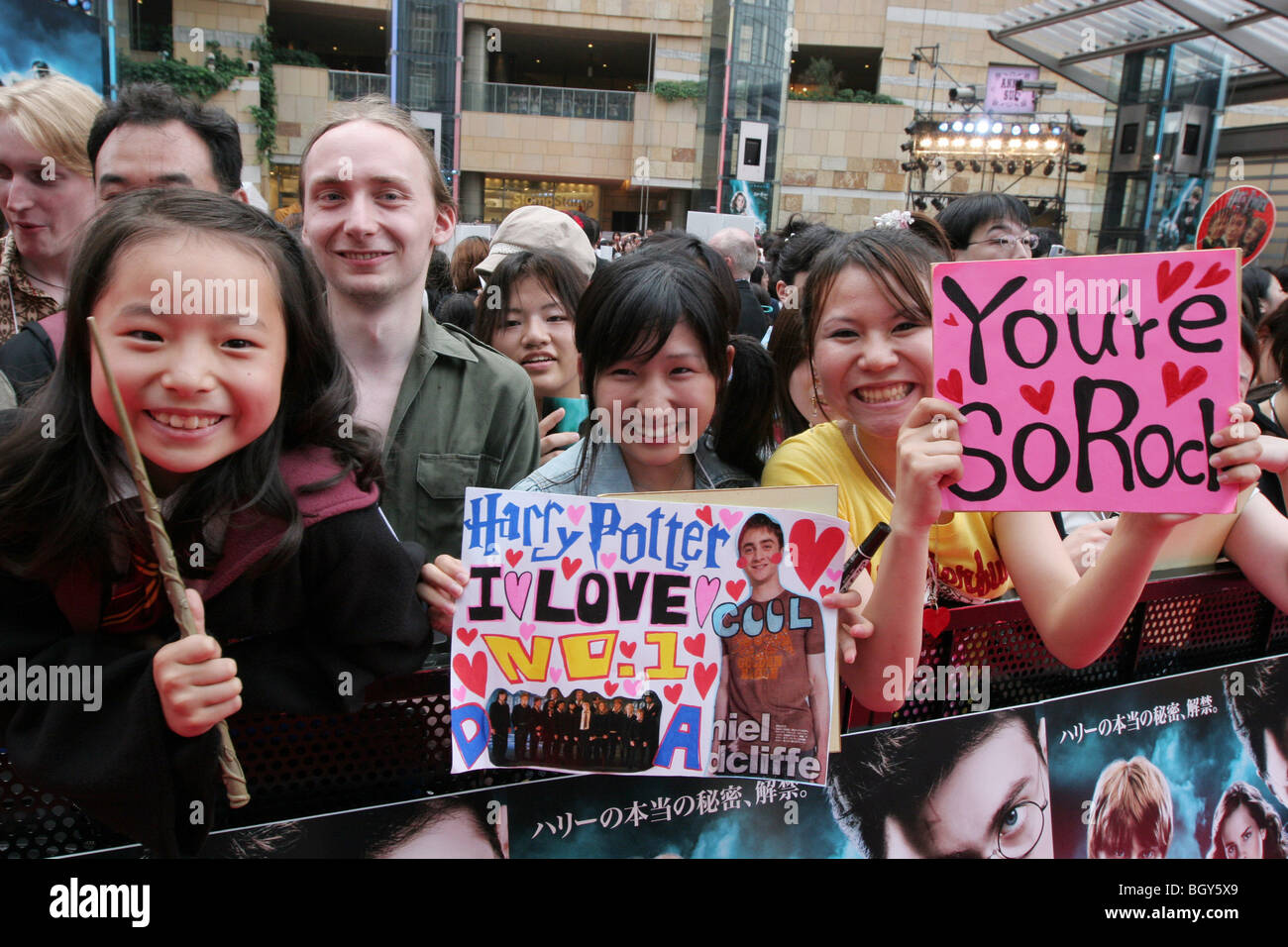 Japanese fans at the red carpet premiere of the 5th Harry Potter movie,Tokyo, Japan Stock Photo