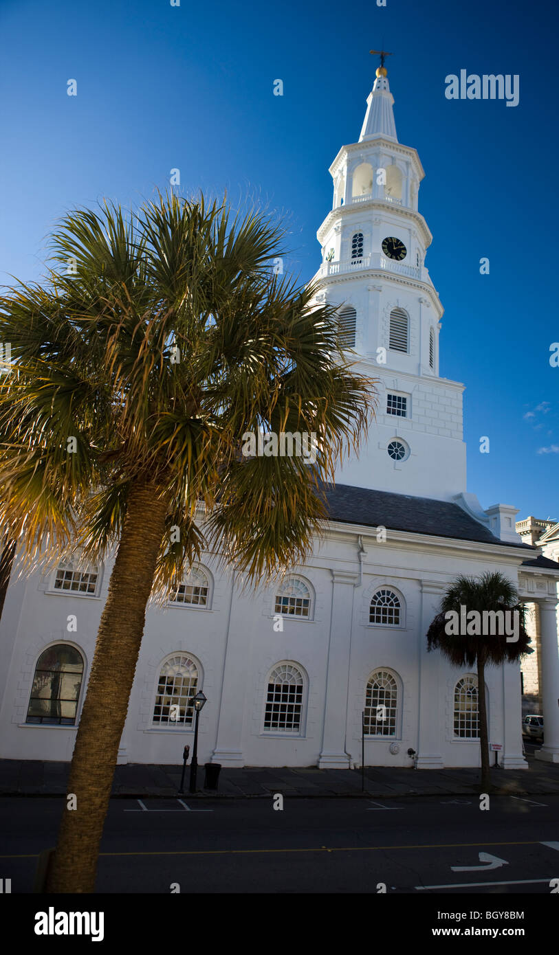St. Michael's Episcopal Church with Palmetto tree, located on the corner of Meeting and Broad Streets, Charleston Stock Photo