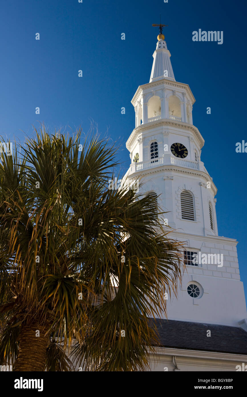 St. Michael's Episcopal Church with Palmetto tree, located on the corner of Meeting and Broad Streets, Charleston Stock Photo