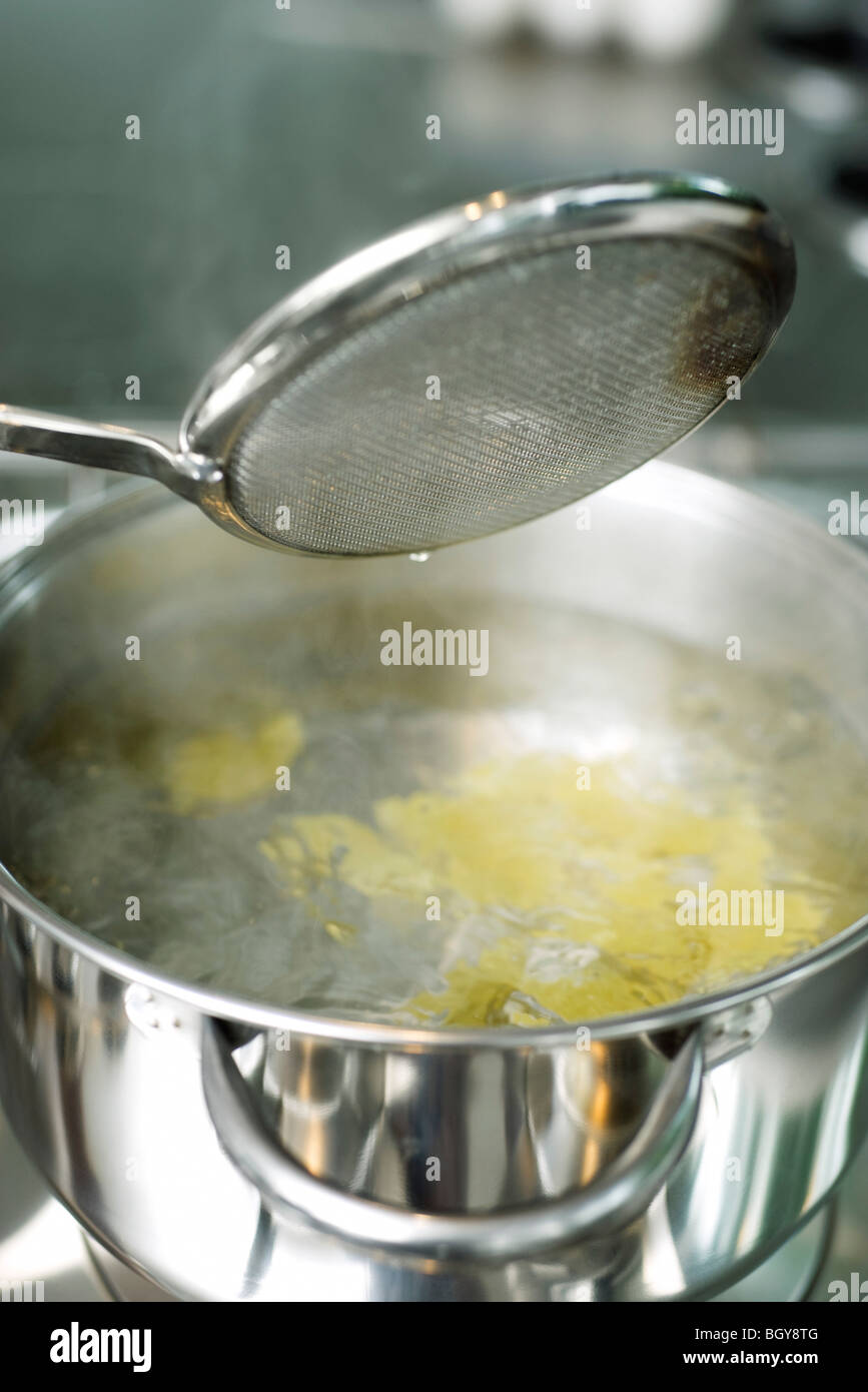Kitchen sieve pasta strainer hires stock photography and images Alamy