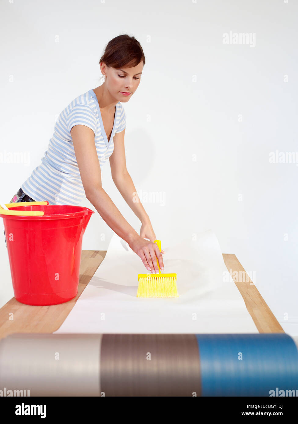 Wallpaper paste in bucket on the floor. Mixing wallpaper glue in bucket.  Apartment renovation concept Stock Photo - Alamy