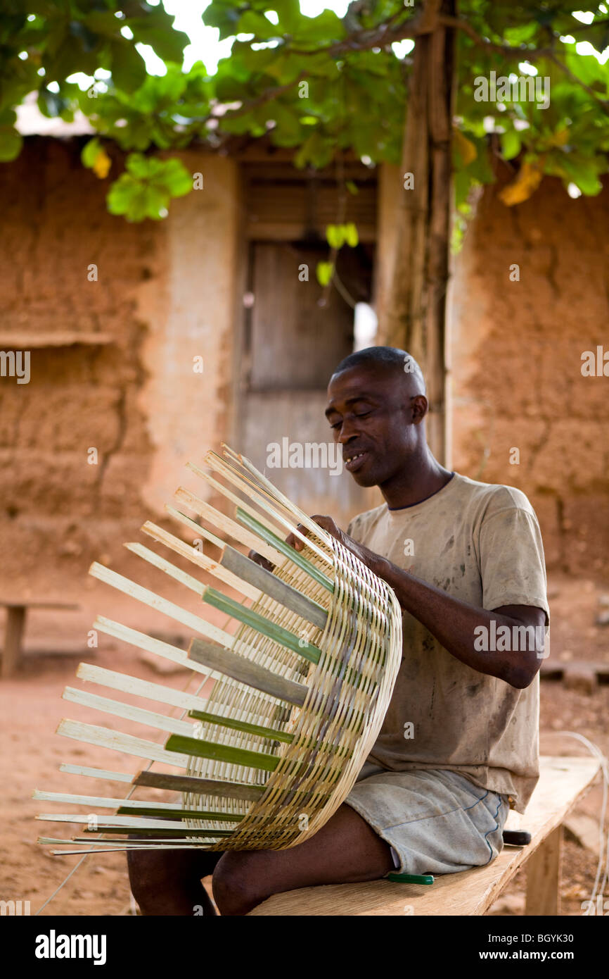 Ghana man weaving hires stock photography and images Alamy