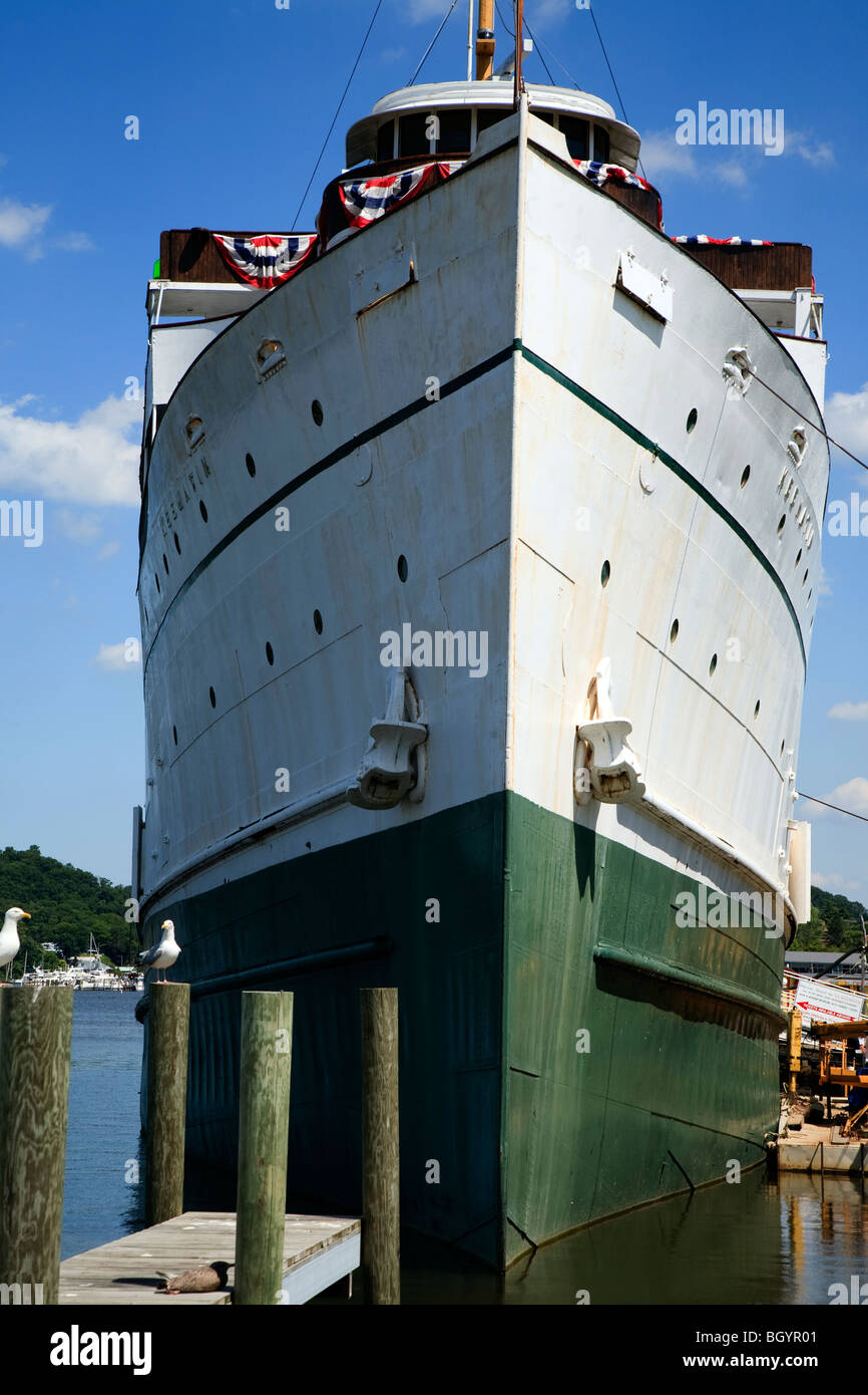 Front (bows) of the classic Great Lakes Passenger Steamship SS Keewatin, docked on Lake Kalamazoo at Douglas, Michigan, USA Stock Photo