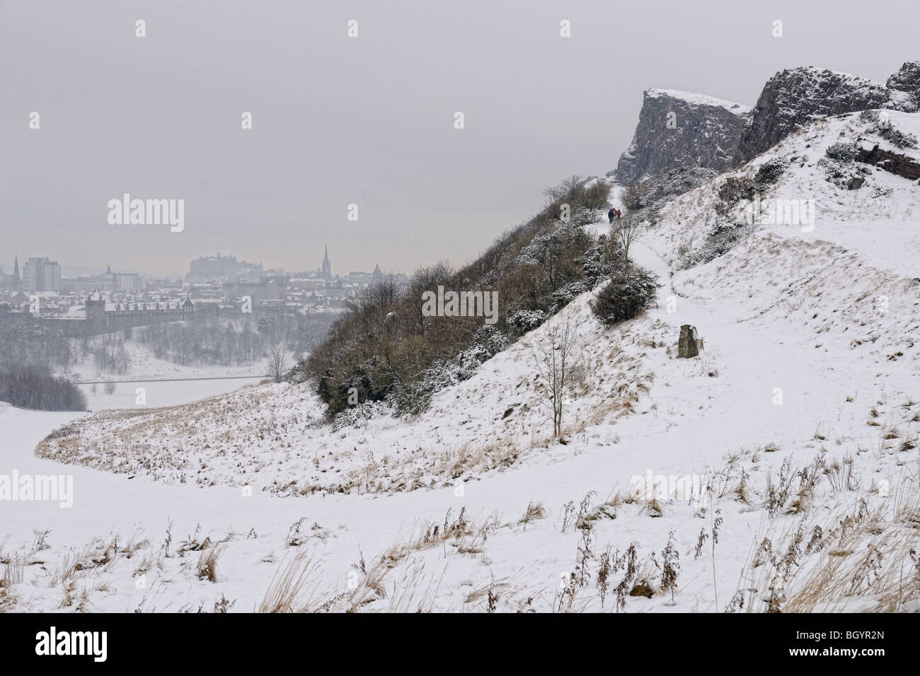 The start of the Radical Road running under Salisbury Crags, Edinburgh, Scotland, UK, in the winter snow Stock Photo