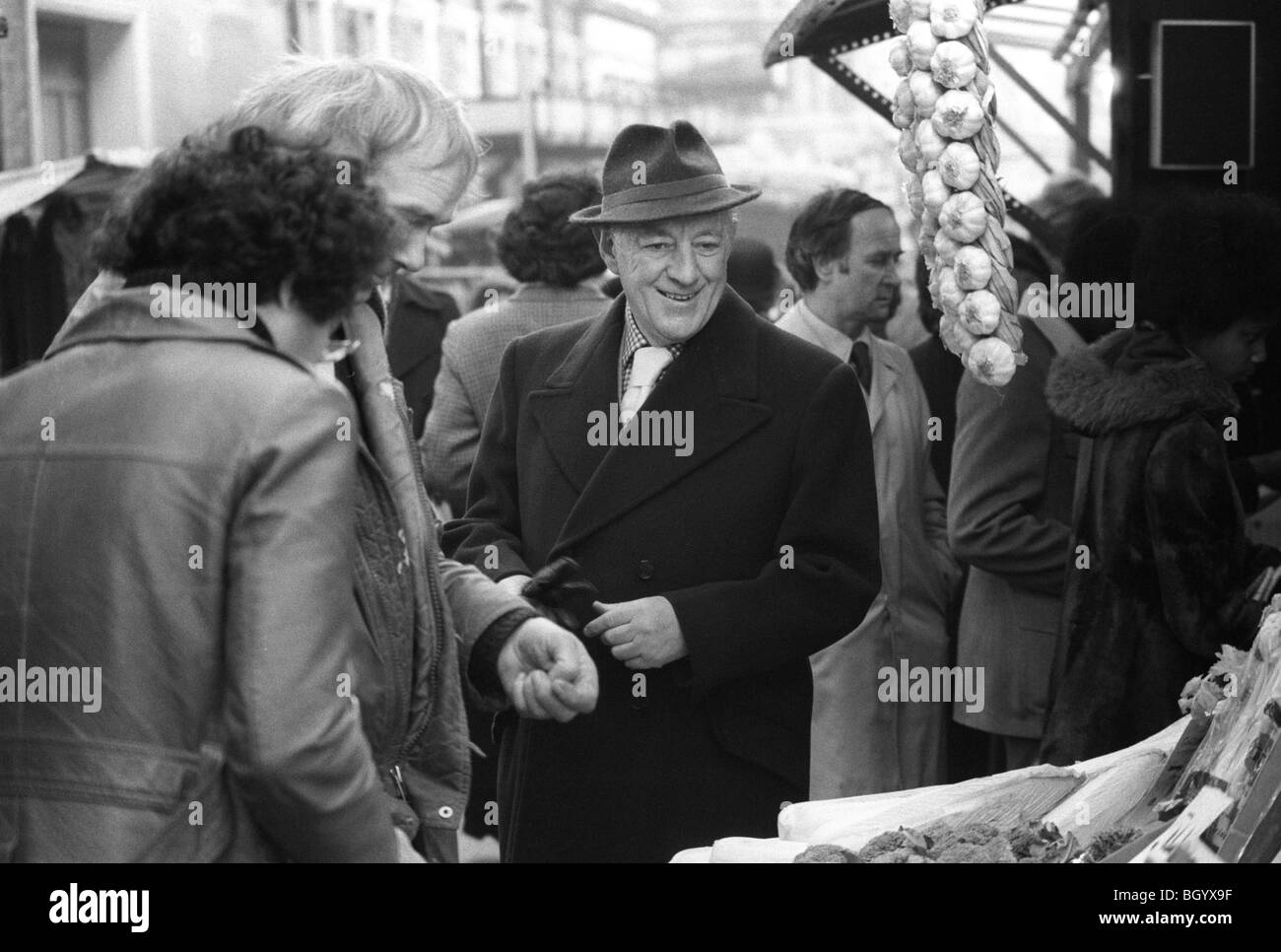 Sir Alec Guinness the actor he was performing in The Old Country, at the Queens Theatre, Shaftesbury Avenue. London, England circa 1977.   Soho market buying fruit before going to Theater theatre 1970s UK HOMER SYKES Stock Photo