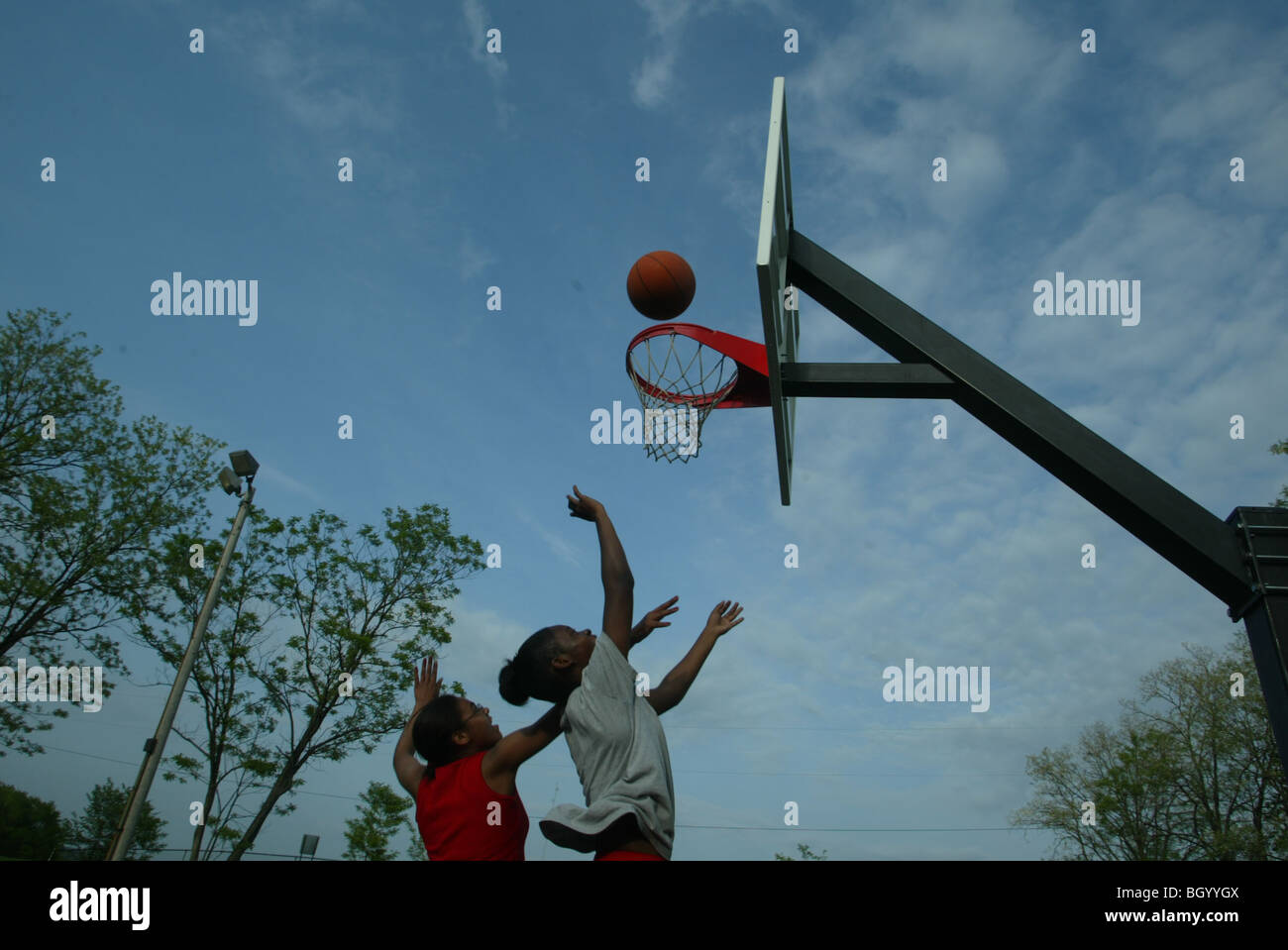 Rikeena Byrd goes for a shot during a game of pickup basketball at Crestmont section 8 housing which is in one of the poorest se Stock Photo