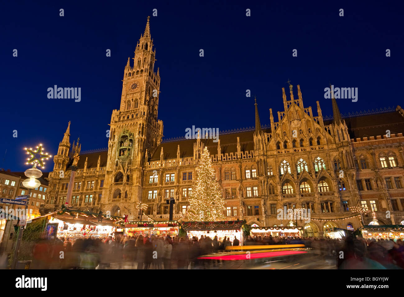 Christkindlmarkt (Christmas Markets) in the Marienplatz outside the Neues Rathaus (New City Hall) at dusk in the City of München Stock Photo