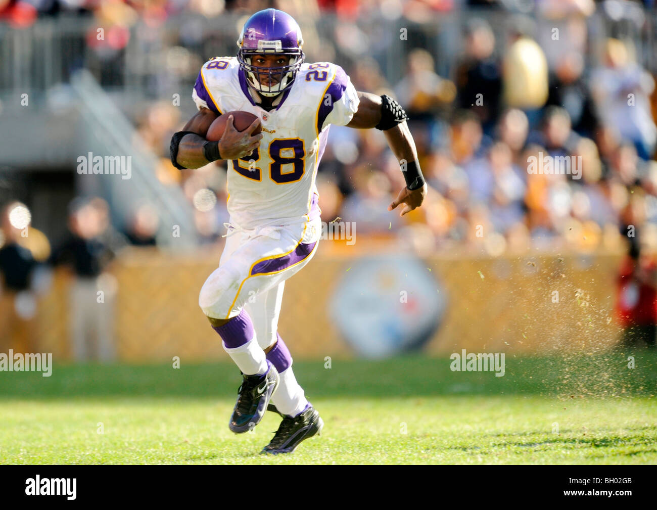 Adrian Peterson #28 of the Minnesota Vikings rushes Stock Photo