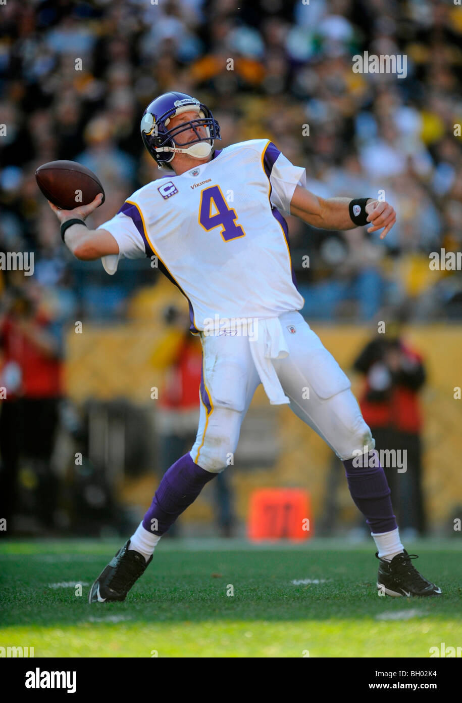 Brett Favre #4 of the Minnesota Vikings Stock Photo - Alamy