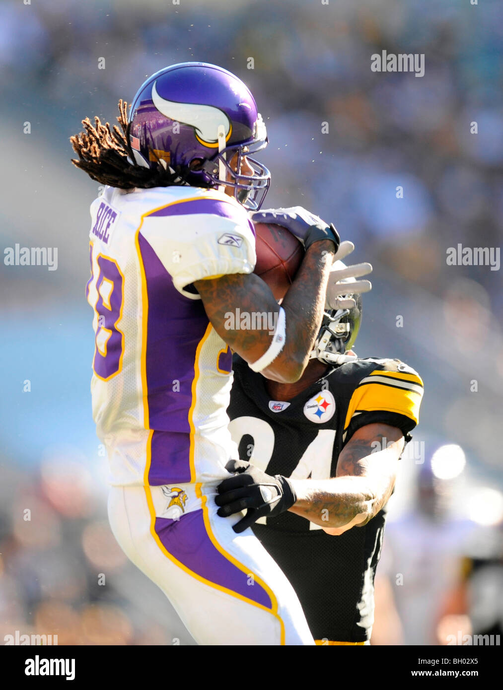 Sidney Rice #18 of the Minnesota Vikings makes a catch as Ike Taylor #24 of the Pittsburgh Steelers defends Stock Photo