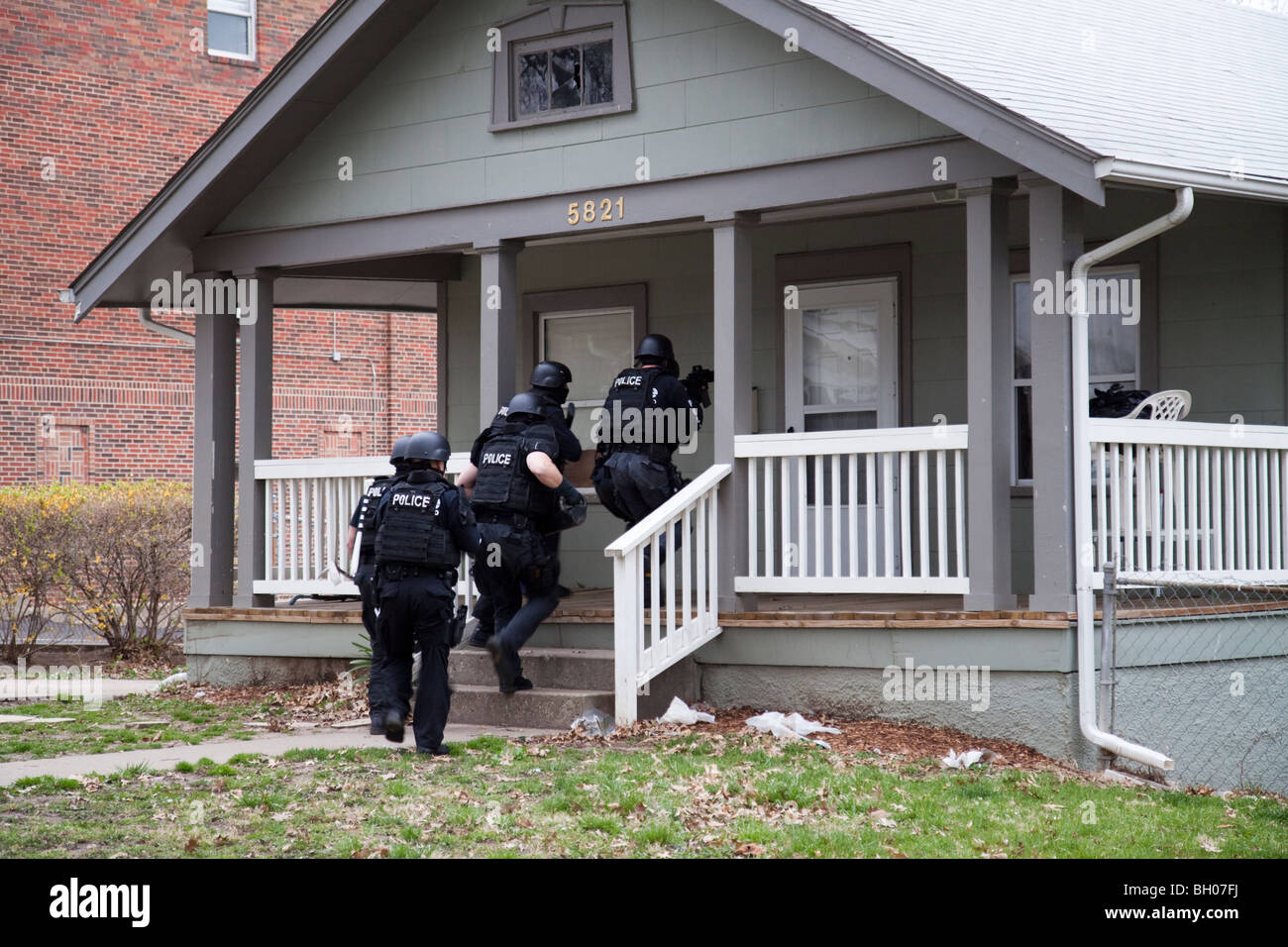 1920 Squad, tactical, of the Street Narcotics Unit serves a high-risk narcotics related search warrant. Kansas City, MO, USA. Stock Photo