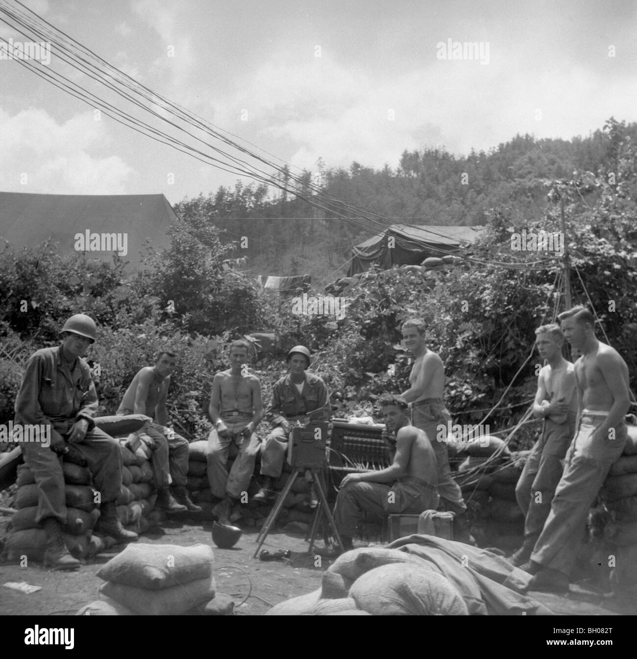 Signalmen and other soldiers fighting with the Second Infantry Division, during the Korean War, relax . Stock Photo