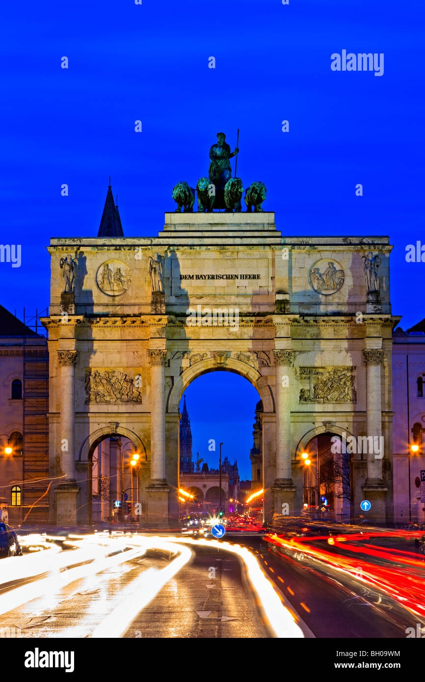 The Siegestor (Victory Gate) with traffic flowing around it at dusk in the Schwabing district in the City of München (Munich), B Stock Photo